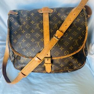 🔥SOLD🔥Authentic LV Samaur shoulder bags